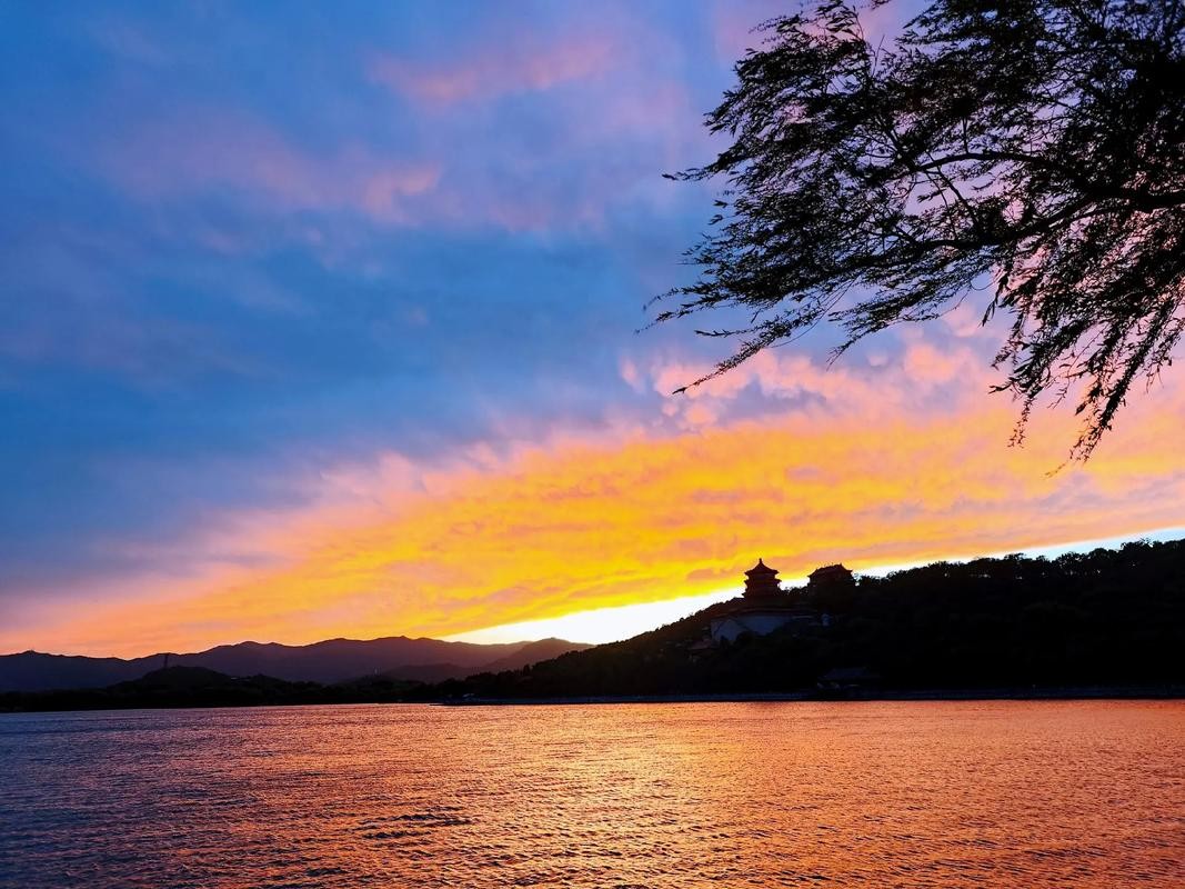 二月首日北京晚霞，天际绝景的浪漫画卷